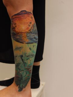 • O c e a n  V i b e s •
// D E C  1 5 - 20 //
artist | @jeffcolares 

📩 appointments | hello@kitsonistudio.de

www.styng.com/kitsonistudio

BOOK YOUR APPOINTMENT
- link in bio
______
#kitsonistudio #tattoo #tattoos #tattooart #tattooartist #tattooideas #tattooinspiration #tattoostyle #tattooed #inked #inklife #tattooaddict #tattoooftheday #tattoolove #tattooartwork #instatattoo #inkspiration #tattoogram #colortattoo #realistictattoo #legtattoo