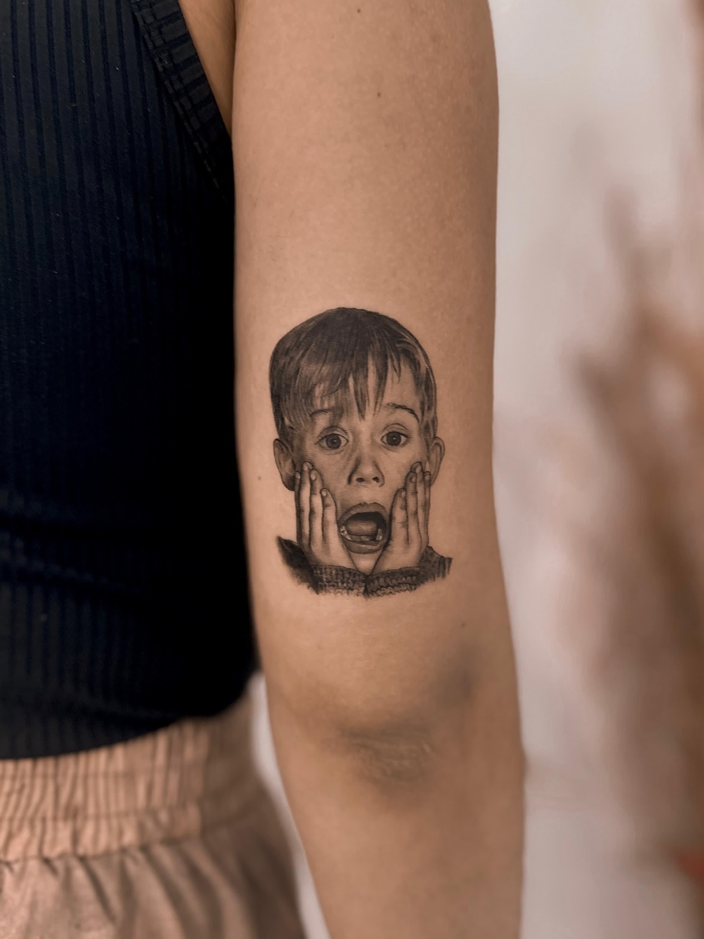 • i c o n i c  m o m e n t •

artist | @amandamaranhaoo 

📩 appointments | hello@kitsonistudio.de

www.styng.com/kitsonistudio

BOOK YOUR APPOINTMENT
- via link in bio or comment ‚AMANDA‘
______
#kitsonistudio #homealone #tattoorealism #fineline #blackandgrey #portraittattoo #inked #armtattoo #tattoostyle #inkart #tattoolovers #tattooartist #realistictattoo #finelinetattoo #portraitart