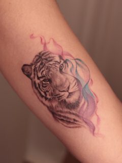 • G r a c e &  P o w e r •
// 1 5 - 2 0  DECEMBER //

artist | @jeffcolares 

BOOK VIA l www.styng.com/kitsonistudio
- link in bio or DM ‚𝘑𝘌𝘍𝘍‘

𝙌𝙪𝙚𝙨𝙩𝙞𝙤𝙣? 📧
hello@kitsonistudio.de
______
#kitsonistudio #tattoo #tigertattoo #tattooartist #tattooart #colortattoo #realistictattoo #finelinetattoo #inked #tattoooftheday #tattoolove #instatattoo #inkspiration #tattoogram #tattoostyle #art #tattooed #inklife #jeffcolares